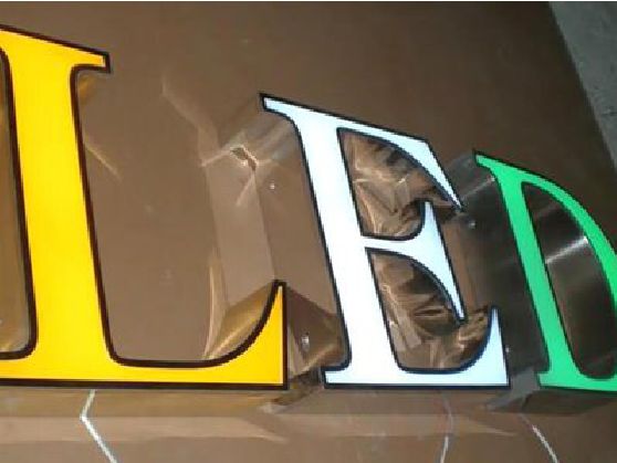 沈丘介绍LED招牌的基础知识。